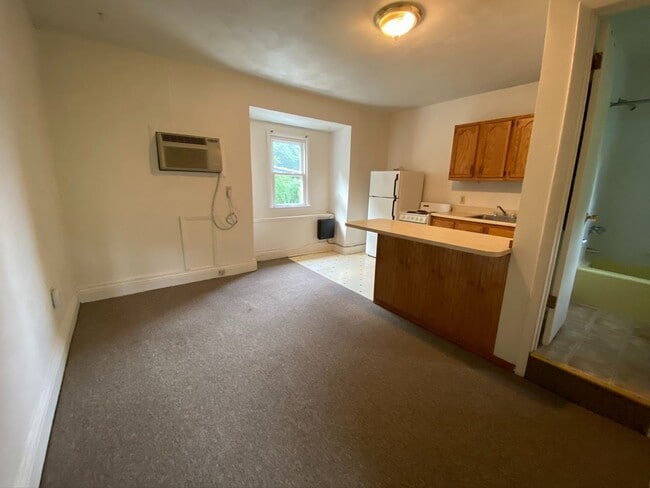 Photo - Spacious 1 Bedroom Apartment in South Oakland! Call Today to Schedule an Appointment! Unidad 77#3