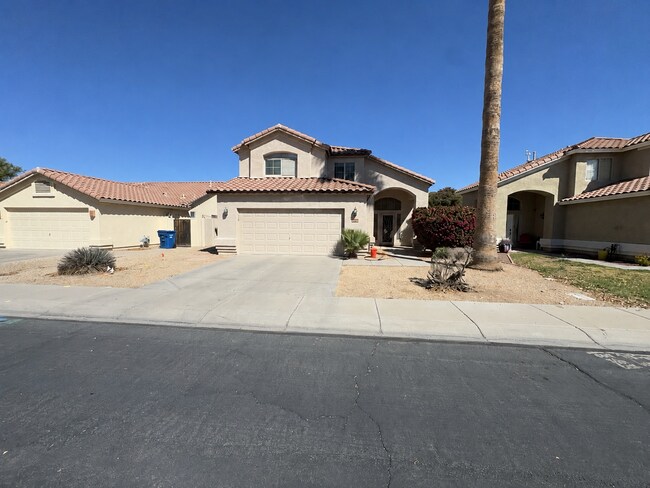 Building Photo - Two Story Home with Pool!