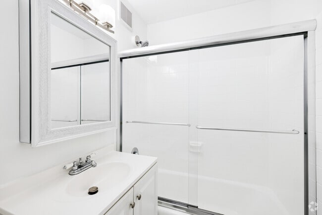 Studio, 1BA - 600SF - Bathroom