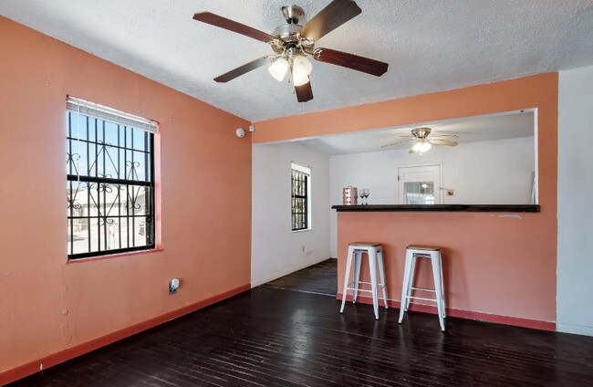 Photo - 1223 Santiago St