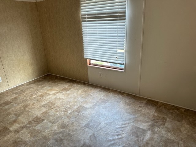 Photo - 16915 Balmoral St