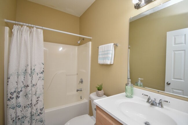 Photo - 137 Sherwood Dr Unit Apt D