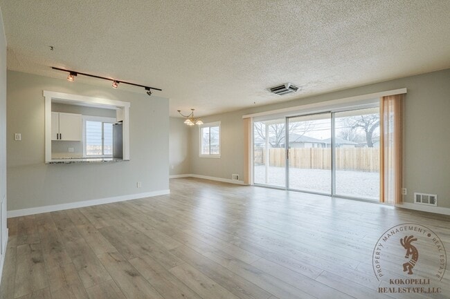 Photo - 566 N 24th St