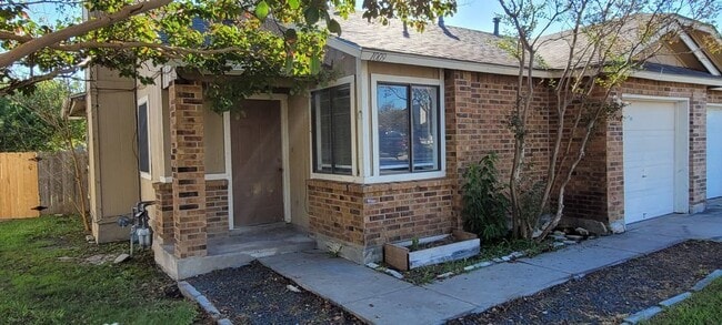 Building Photo - Charming 3 bedroom 2 bath duplex Unit 1009