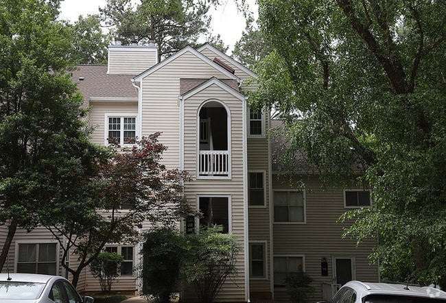 Building Photo - 2-Bedroom Top Floor Condo in Desirable Sun...