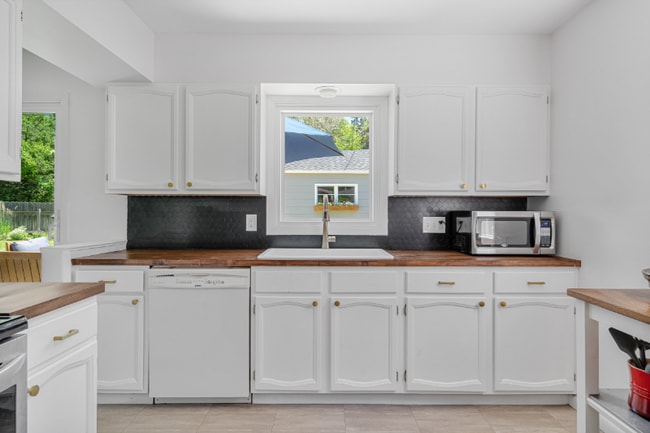 Photo - 2425 Cavell Ave S