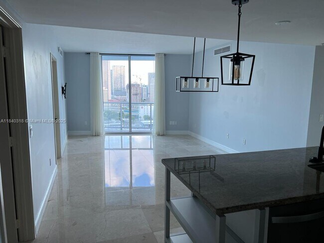 Photo - 185 SW 7th St Unidad 1809 Rental