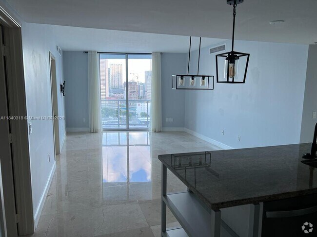 Building Photo - 185 SW 7th St Unit 1809 Rental