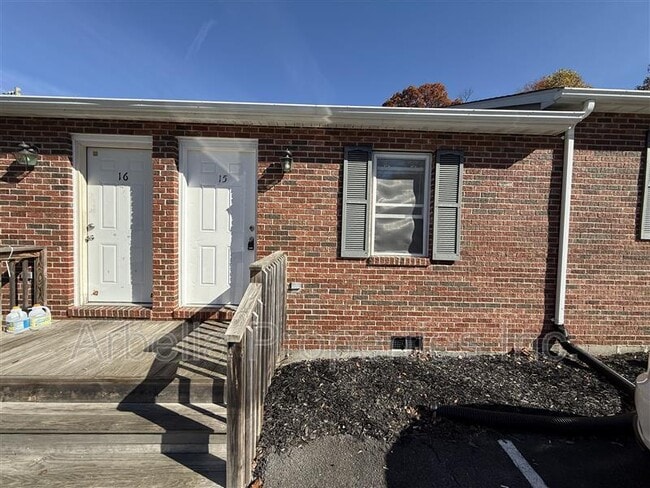 Building Photo - 1909 Cherokee Rd Unit Apt 15