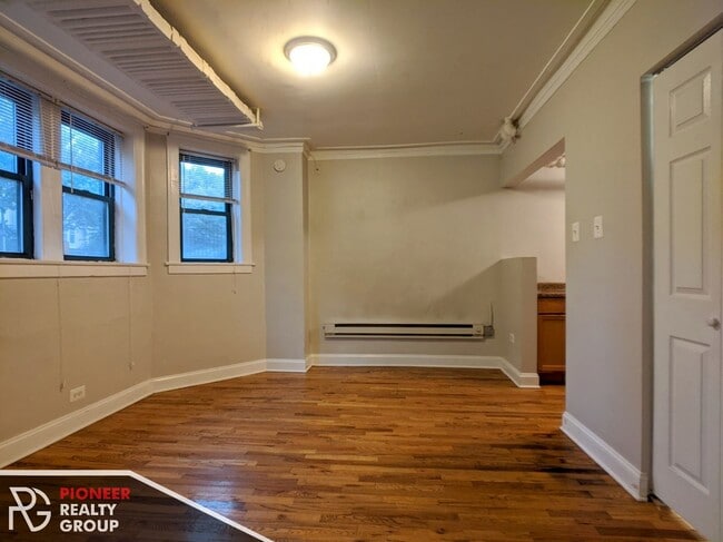 Building Photo - 3837 N Greenview Ave Unit 3839-Garden