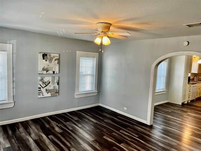 Photo - 106 N Eastwood St