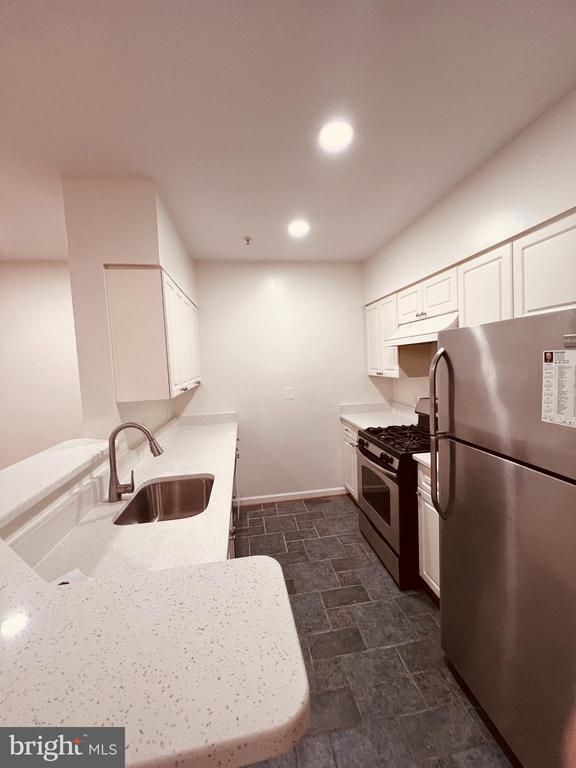 Building Photo - 2204 Westcourt Ln Unit 113