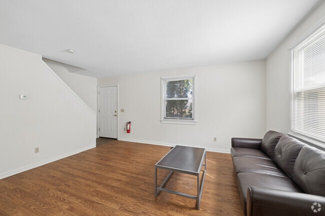 3BR, 1BA - 750SF - Living Room - Lakeside Vista