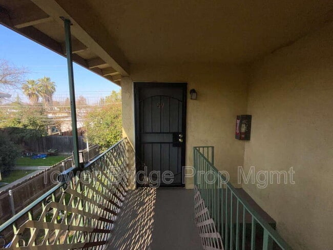 Building Photo - 4549 Ashcroft Ave Unit 31