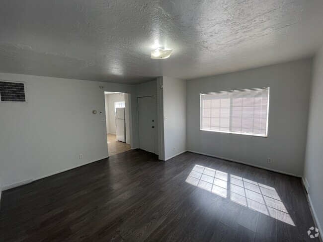 Building Photo - Spacious One-Bedroom! Rental