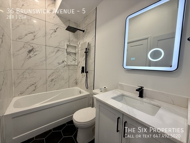 Building Photo - Brand New 2 Bedroom Top Floor Apartment in the Heart of Downtown Unit 5
