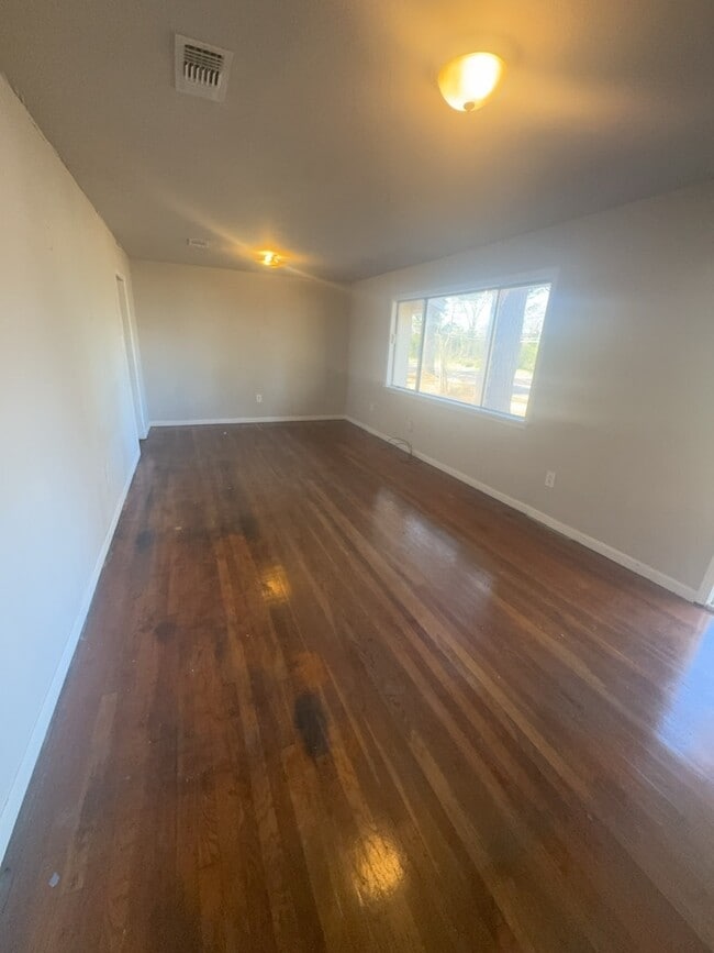 Photo - 905 Raymond Rd