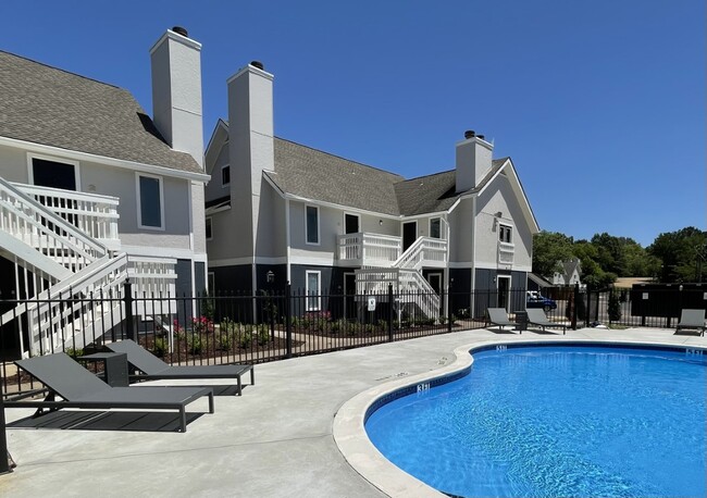 Pool - The Pointe at East River Place Apartments