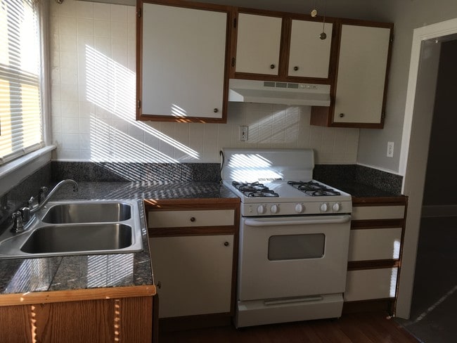 Building Photo - 3945 Lindley Ave Unit 3