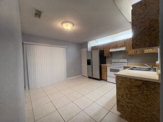 Photo - 332 Caldbeck Way