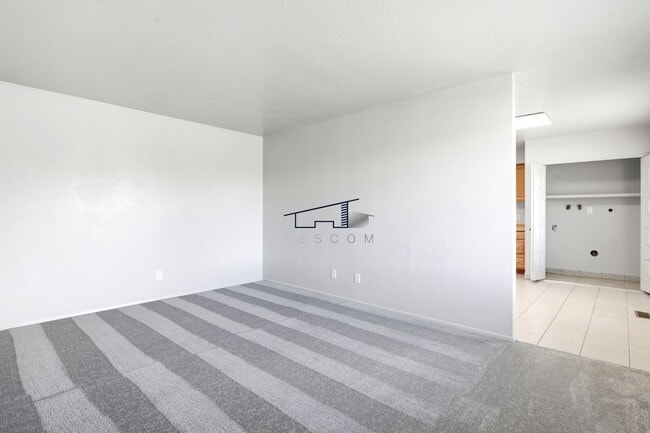 Photo - 445 W 4900 S Unidad 2