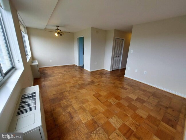 Building Photo - 10401 Grosvenor Pl Unit 1324