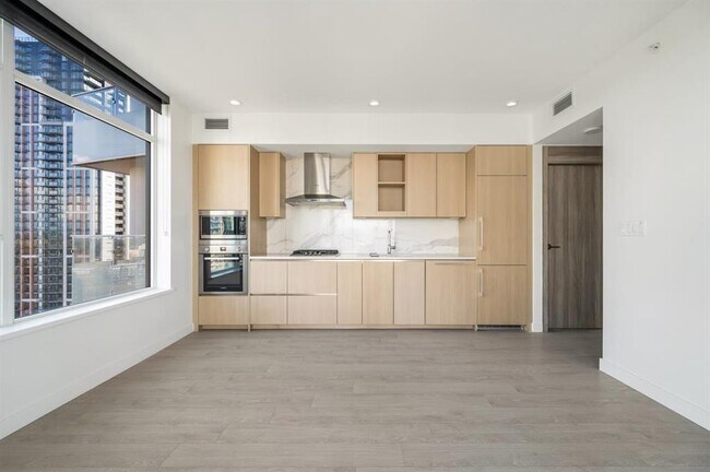 Photo - 2507-9887 WHALLEY BOULEVARD