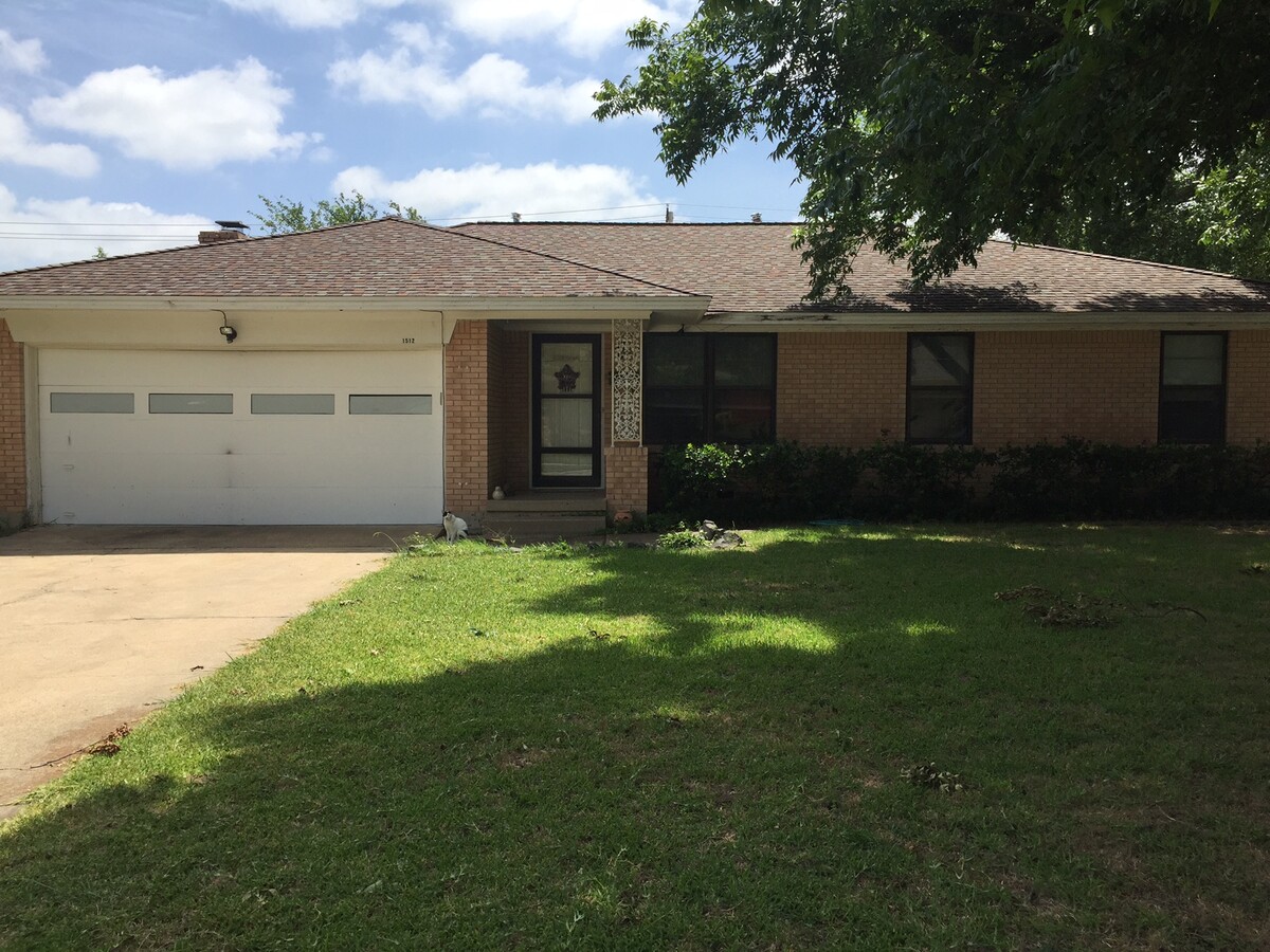 Photo - 1512 meandering way House