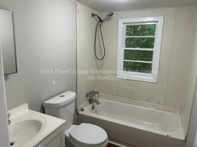 Photo - 722 English St