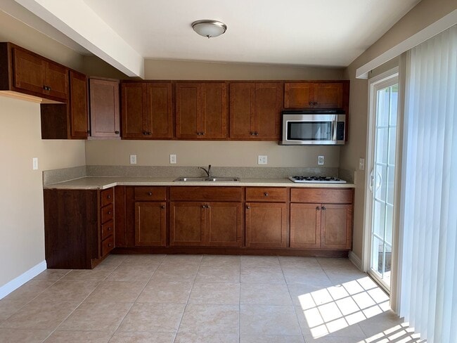 Building Photo - Lemon & Burnett Unit 1108 Burnett A