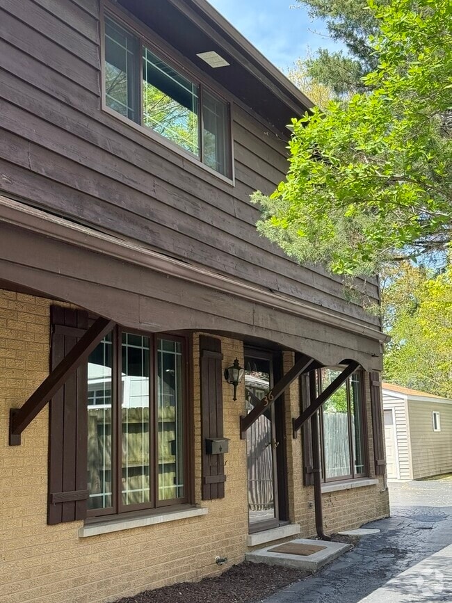 Building Photo - 36 Washington Rd Rental