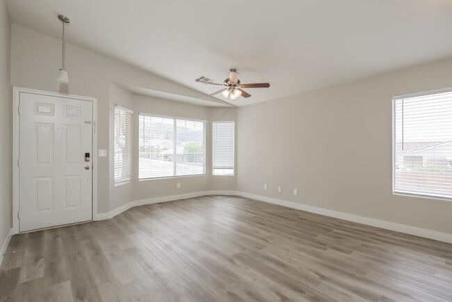 Photo - 456 Palegold St