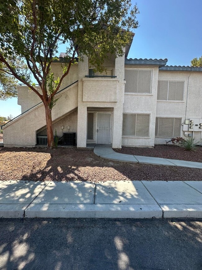 Building Photo - Spacious 1st-Floor Condo in Gated Community Unit 104