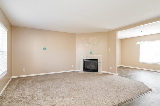 Photo - 748 Tulip Ln