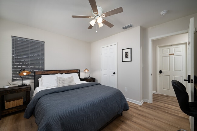 Photo - 1528 E Devine St