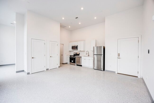 80 Middlesex St Unit 104