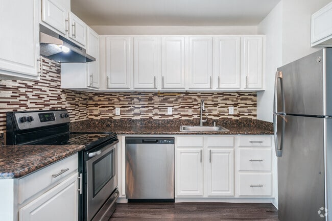 2BR, 1.5BA - 918SF - Kitchen