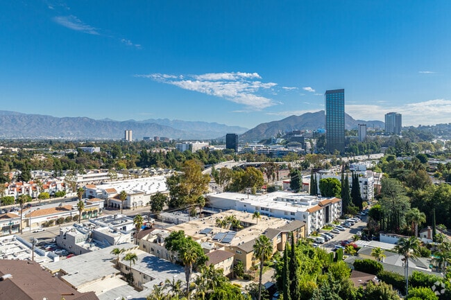 Contexto - Alhambra @ Studio City Apts.