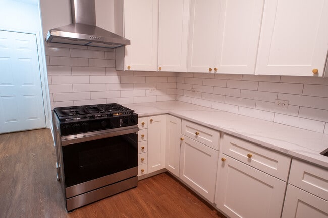 Building Photo - 916 N Paulina St Unit GARDEN