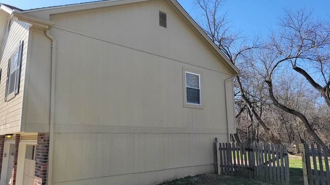 Photo - 916 NE Bristol Dr