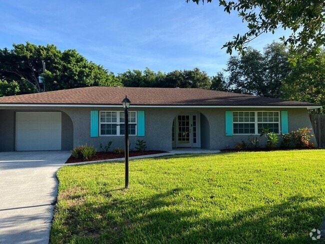 Building Photo - Single Family Pool Home with private fence...