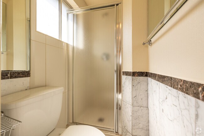 3BR, 2BA - 750SF - Bathroom