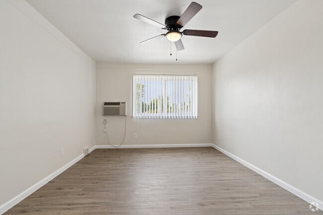 2BR, 1BA - 850SF - Bedroom