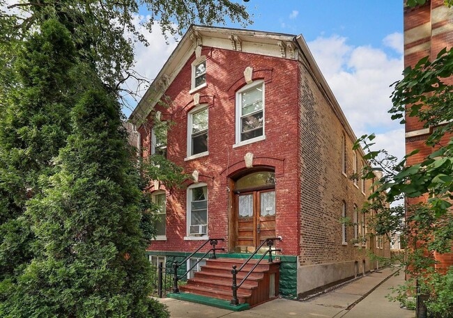 Building Photo - 1430 W Superior St Unit 2R