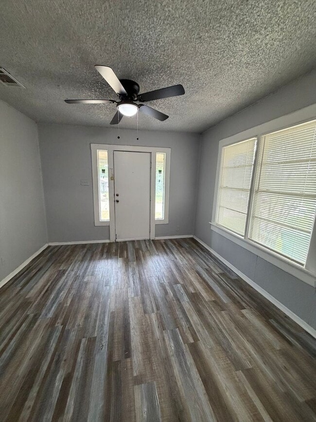 Photo - Charming 2 Bedroom Home for Rent in Como – Fort Worth, TX 76107