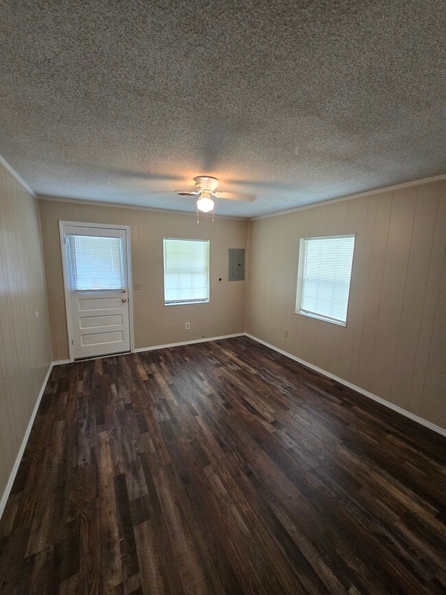 Photo - 134 Bates St NE