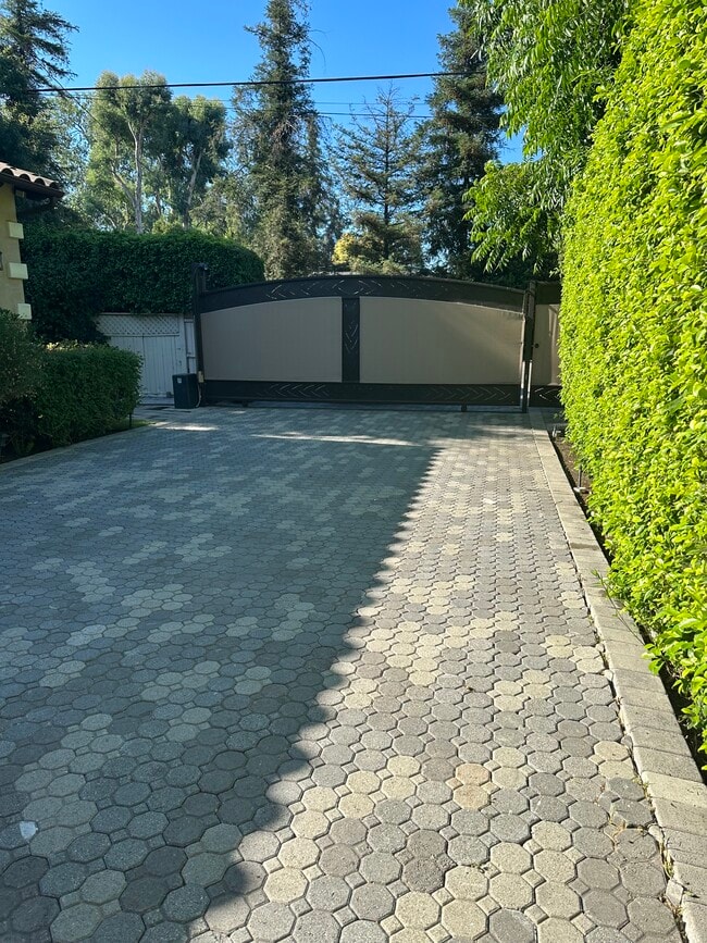 Photo - 19617 Oxnard St