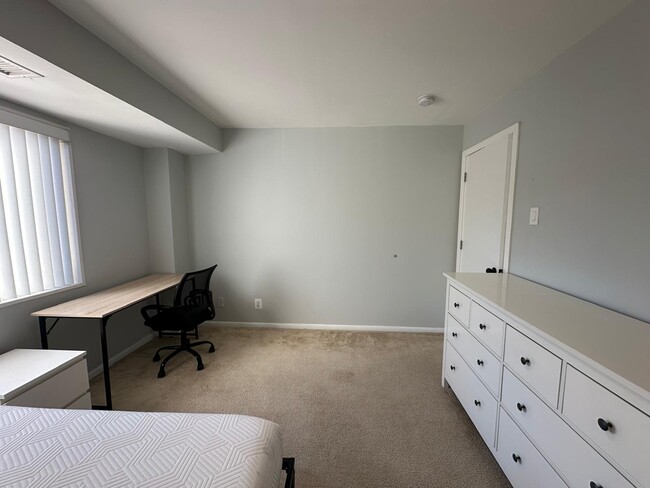 Photo - 5340 Holmes Run Pky Unit Room 1