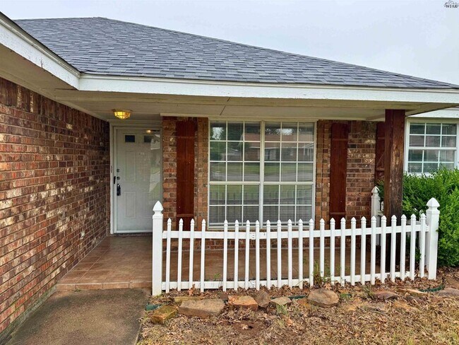 1112 Lisa Ln