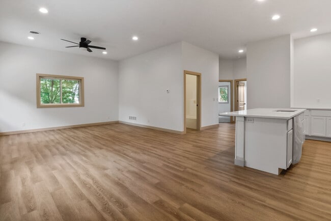 Fotografía del edificio - 410 Pine Lake Ave Unidad F